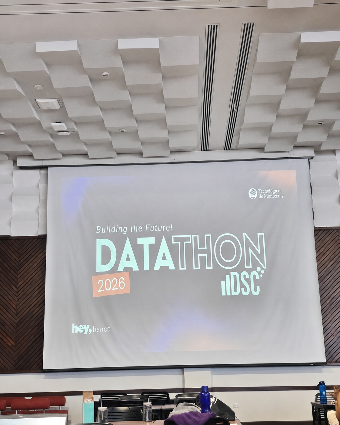 Pantalla de proyecci&oacute;n del Datathon DSC 2026 organizado por HeyBanco